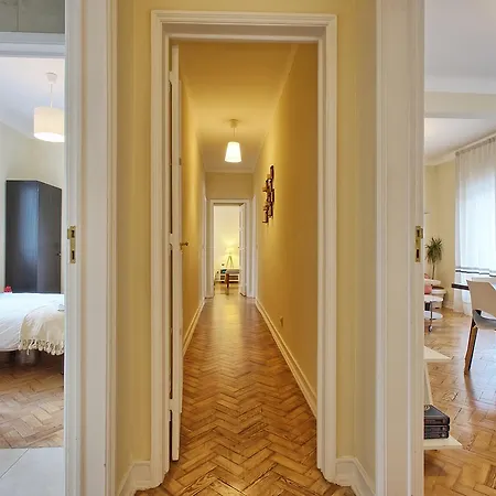 Almirante Floor / Almirante Reis Avenue شقة *
