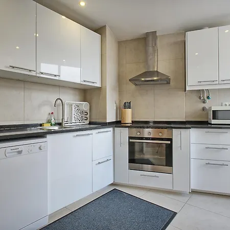 Almirante Floor / Almirante Reis Avenue Apartament