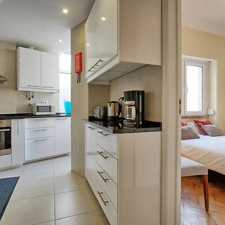 Almirante Floor / Almirante Reis Avenue