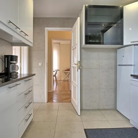 Almirante Floor / Almirante Reis Avenue *