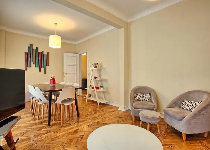 Almirante Floor / Almirante Reis Avenue شقة