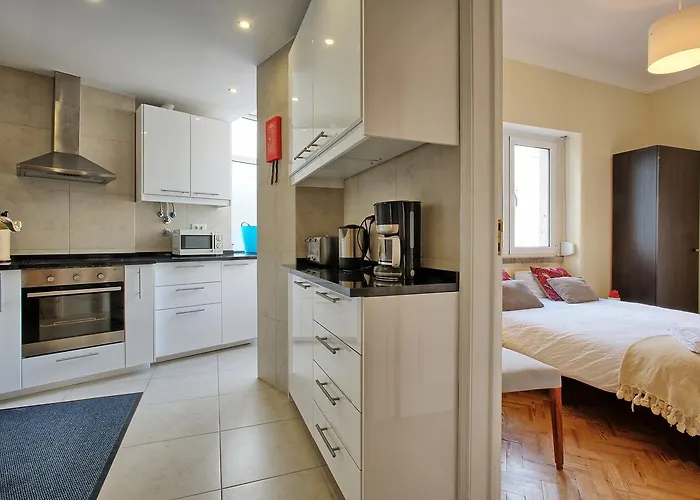 Almirante Floor / Almirante Reis Avenue