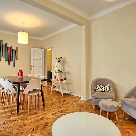 Almirante Floor / Almirante Reis Avenue アパート