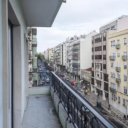 Almirante Floor / Almirante Reis Avenue Daire