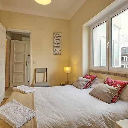 Almirante Floor / Almirante Reis Avenue Daire