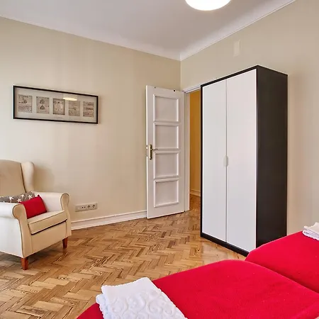 Daire Almirante Floor / Almirante Reis Avenue